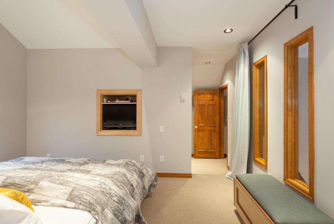 Painted Cliff 11 | Dog Friendly! Ski-In Ski-Out Benchlands Townhome W/ Hot Tub & Fireplace 휘슬러 외부 사진